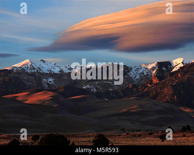 Linsenförmige Wolken über Dünen. Stockfoto