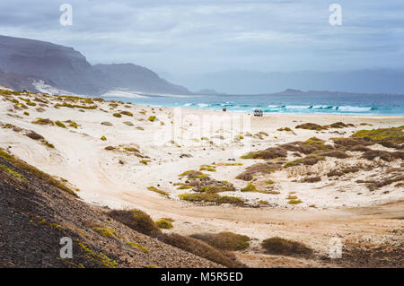 Einsame Strand von Praia Grande. Spektakuläre Sanddünen, Wellen und schwarzen vulkanischen Berge dahinter. Nördlich von Calhau, Insel Sao Vicente Kap Verde Stockfoto