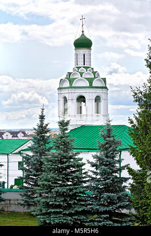 KAZAN, Russland - Juli 26, 2014: Kirche St. Johannes der Täufer und der Turm der Retter gegen den blauen Himmel. Kasaner Kreml, Tatarstan Republik. Stockfoto