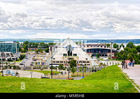 KAZAN, Russland - Juli 26, 2014: Blick auf die Straßen, Gebäude der Stadt Kazan aus den Wänden der Kasaner Kreml. Republik Tatarstan. Translatio Stockfoto