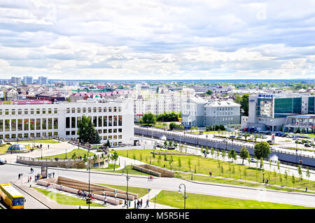 KAZAN, Russland - Juli 26, 2014: Blick auf die Straßen, Gebäude der Stadt Kazan aus den Wänden der Kasaner Kreml. Republik Tatarstan. Translatio Stockfoto