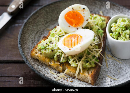 Toast mit Guacamole, Ei und Käse. Detailansicht. Gesunde Ernährung, gesunder Snack, Mittagessen oder Frühstück Stockfoto