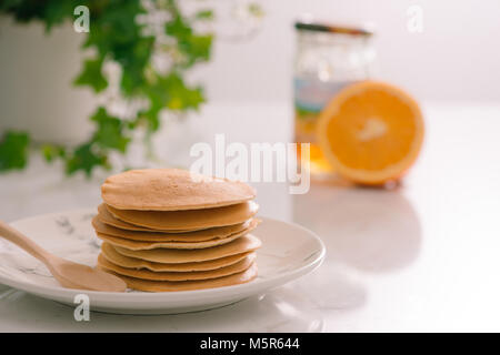 Kochen für Frühstück. Leckere hausgemachte Pfannkuchen auf einer Platte Stockfoto