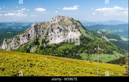 Rocky Velky Rozsutec Hill aus Stoh Hill in der Mala Fatra Gebirge in der Slowakei während der schöne Frühling Tag mit blauem Himmel und weißen Wolken Stockfoto