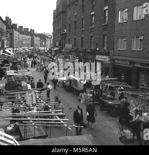 1960, historische Bild shwing der Markt in Wentworth Street, London, E1, wochenmitte Markt der berühmten East End' Petticoat Lane' Markt, einem der bekanntesten und längsten der Stadt überleben. Stockfoto