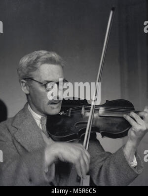 1950er Jahre, historische, Geigerin, eine Nahaufnahme zeigt einen Herrn in Jackett und Krawatte Violine zu spielen, England, UK. Stockfoto