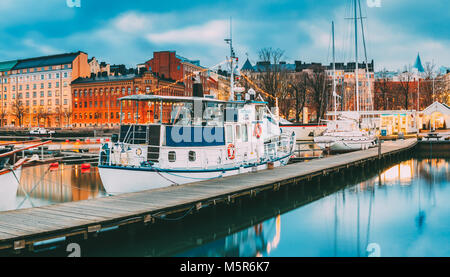 Helsinki, Finnland - 6. Dezember 2016: Boot in Abend Beleuchtung am Pier. Stockfoto