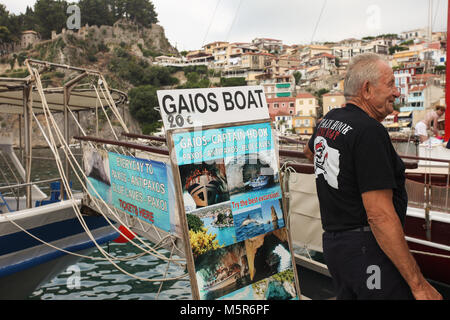 Der Kapitän der Bootsausflug nach Paxos, Antipaxos und die Blauen Grotten wartet auf die Touristen an Bord zu gehen. Preveza, Epirus, GRIECHENLAND Stockfoto