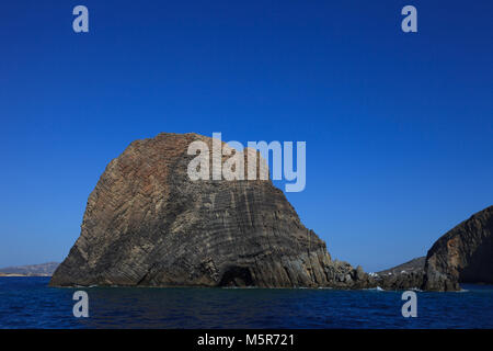 Milos ist eine vulkanische Griechische Insel im Ägäischen Meer, auf das Kretische Meer. Mit dem Schiff die Insel Tour ist ein Muss Stockfoto