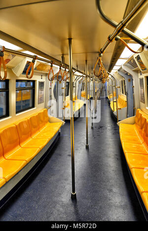 Niemand im Inneren BTS nach Stopp am Ende der Station Stockfoto