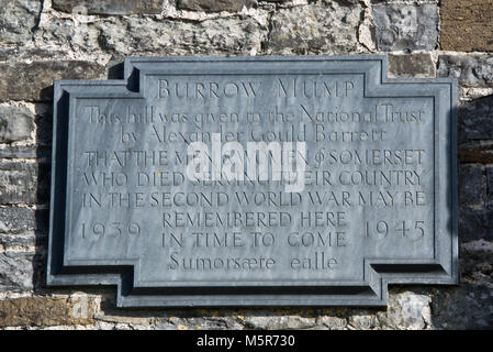 Eine Widmung Plaque auf den Wänden der St. Michaels Kirche auf Burrow Mump am BurrowBridge n Somerset, England, UK, jetzt ein National Trust Kriegerdenkmal Stockfoto