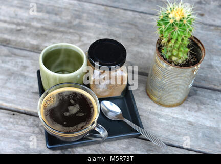 Kaffee am Morgen mit heißem Americano Stockfoto