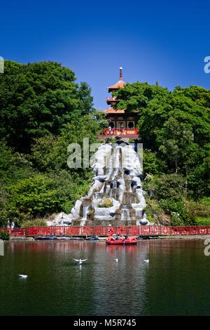 See zum Bootfahren und künstlichen Wasserfall in Peaseholme Park, Scarborough, ist ein sehr beliebtes Ziel für Familien im Urlaub. Stockfoto