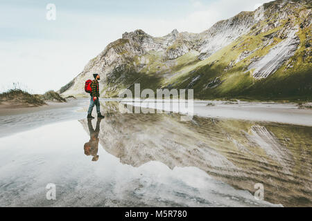 Mann alleine am Strand in den Bergen Reisen Lifestyle emotionale Konzept Abenteuer outdoor Sommer Ferien wilde Natur Wasser Reflexion Stockfoto