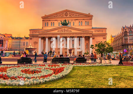 Moskau, Russische Föderation - 27. August 2017: Sonnenuntergang Sommer am Bolschoi-theater mit Touristen und Bewohner genießen Sie warmes Wetter. Stockfoto