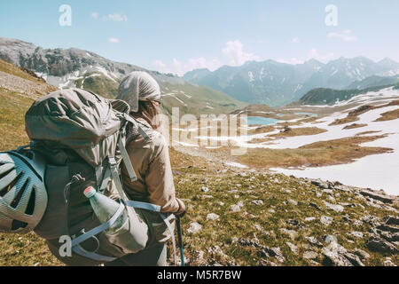 Backpacker Touristen wandern in den Bergen adventure travel lifestyle Konzept Aktiv Sommer Ferien Sport im Freien Stockfoto