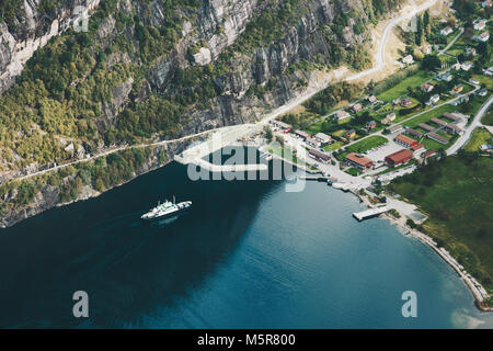 Norwegen Landschaft Luftaufnahme Lysefjord Meer und Fähre Schiff Route nach Lysebotn Dorf reisen Landschaft Kjerag Berge Stockfoto