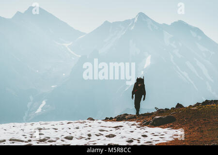 Reisende Menschen wandern in die berge Lifestyle Reisen überleben Konzept Abenteuer Outdoor Aktiv Ferien klettern Sport wilde Natur Stockfoto