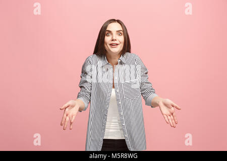 Schöne weibliche Brustbild isoliert auf Pink Studio Hintergrund. Der junge emotionale überrascht Frau Stockfoto