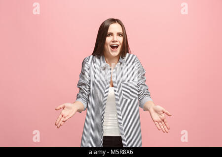 Schöne weibliche Brustbild isoliert auf Pink Studio Hintergrund. Der junge emotionale überrascht Frau Stockfoto