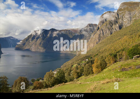 Die aurlandsfjord von den Hängen des Aurlandsvangen gesehen, Sogn og Fjordane, Norwegen. Stockfoto