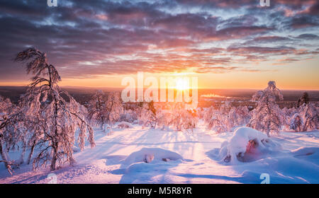 Panoramablick auf die wunderschöne Winterlandschaft Landschaft im schönen goldenen Abendlicht bei Sonnenuntergang mit Wolken in Skandinavien, Nordeuropa Stockfoto