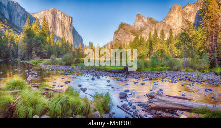 Panoramablick auf den berühmten Yosemite Tal mit malerischen Merced River in wunderschönen goldenen Abendlicht bei Sonnenuntergang im Sommer, Yosemite Nationalpark, Marip Stockfoto