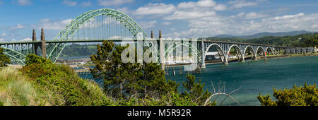 Yaquina Bay Bridge ermöglicht es uns, 101 der Yaquina River Estuary, Newport, Oregon zu Kreuz Stockfoto