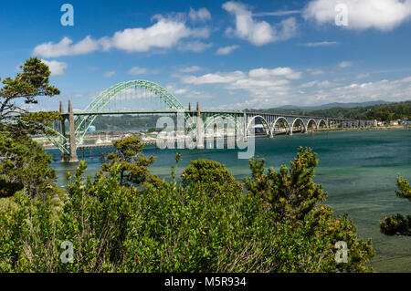 Yaquina Bay Bridge ermöglicht es uns, 101 der Yaquina River Estuary, Newport, Oregon zu Kreuz Stockfoto