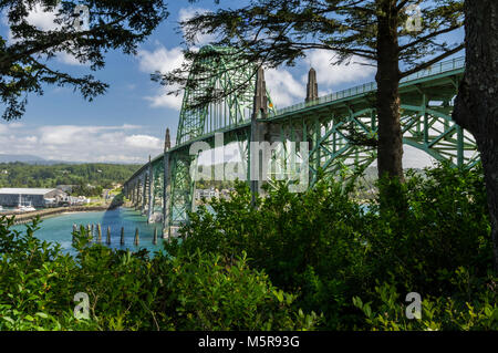 Yaquina Bay Bridge ermöglicht es uns, 101 der Yaquina River Estuary, Newport, Oregon zu Kreuz Stockfoto