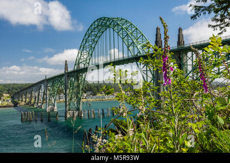 Yaquina Bay Bridge ermöglicht es uns, 101 der Yaquina River Estuary, Newport, Oregon zu Kreuz Stockfoto