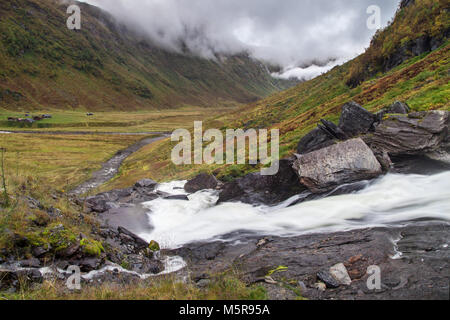 Kvassdalen sendefossen Wasserfall und das Tal in Hordaland, Norwegen. Stockfoto