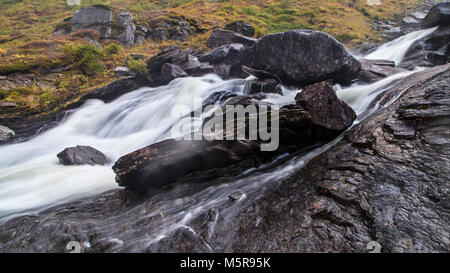 Kvassdalen sendefossen Wasserfall im Tal, Nord-Norwegen, Norwegen. Stockfoto