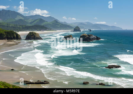 Oregon Küste Landschaft mit heuschober Felsen und Brandung. Canon Beach, Oregon Stockfoto