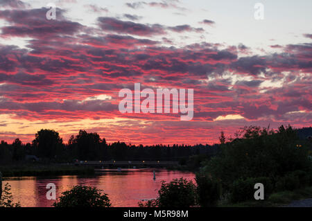 Brillante Neon suchen Sonnenuntergang Himmel mit dem Deshutes River. Bend, Oregon Stockfoto