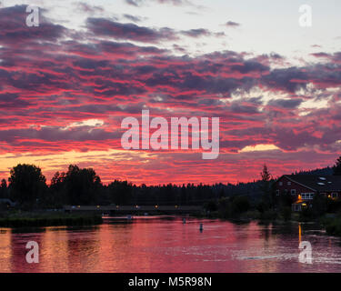 Brillante Neon suchen Sonnenuntergang Himmel mit dem Deshutes River. Bend, Oregon Stockfoto