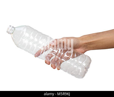 Ein Mann hand mit klarem Wasser Flasche auf weißem Hintergrund mit Freistellungspfad isoliert. Die Flasche in der Hand. Stockfoto