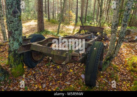 Rostige Reste des zerstörten Rack der alte Opel halftruck Auto, im Jetzt verlassen Feldspat mine verwendet. Evje, Zentrales Norwegen. Stockfoto