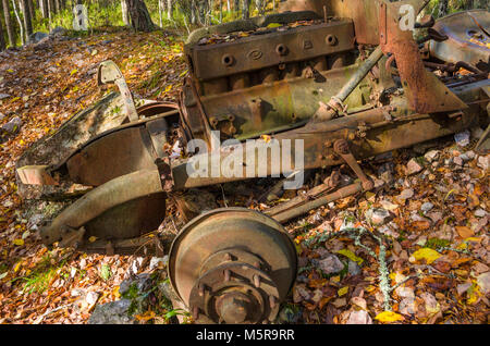 Rostige Reste des zerstörten Rack der alte Opel halftruck Auto, im Jetzt verlassen Feldspat mine verwendet. Evje, Zentrales Norwegen. Stockfoto