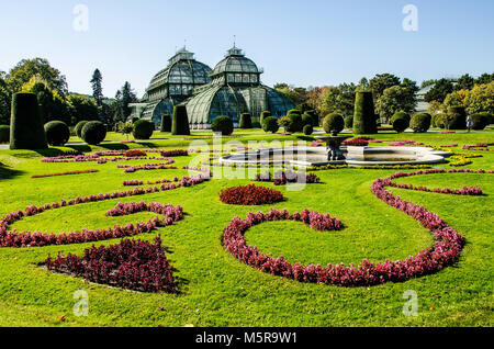 Das Palmenhaus in Schönbrunn Gardens ist einer der letzten seiner Art; ein Riese aus Stahl und Glas über 110 m lang. Stockfoto