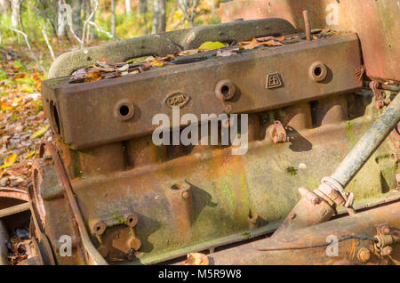 Rostige Reste des zerstörten Rack der alte Opel halftruck Auto, im Jetzt verlassen Feldspat mine verwendet. Evje, Zentrales Norwegen. Stockfoto