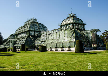 Das Palmenhaus in Schönbrunn Gardens ist einer der letzten seiner Art; ein Riese aus Stahl und Glas über 110 m lang. Stockfoto