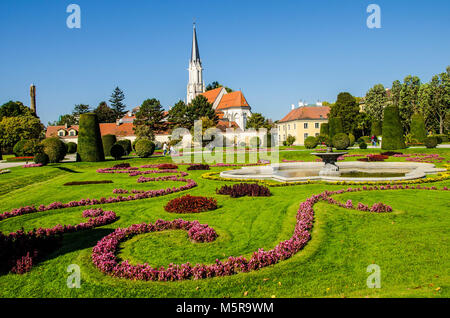 Das Palmenhaus in Schönbrunn Gardens ist einer der letzten seiner Art; ein Riese aus Stahl und Glas über 110 m lang. Stockfoto