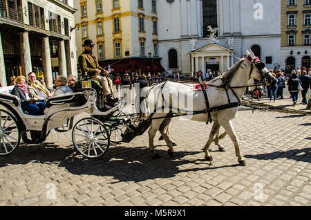 Für viele Touristen, eine Fahrt mit der Pferdekutsche ist eines der Highlights. Es gibt kein gemütlicher Weg der Wiener Sehenswürdigkeiten zu erkunden. Stockfoto