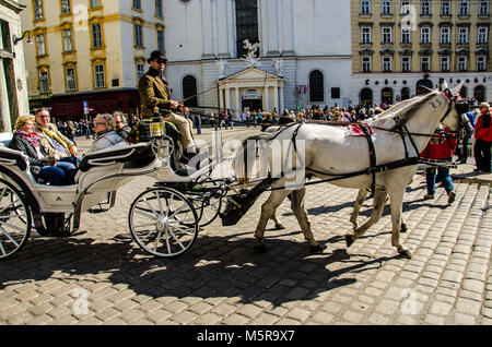 Für viele Touristen, eine Fahrt mit der Pferdekutsche ist eines der Highlights. Es gibt kein gemütlicher Weg der Wiener Sehenswürdigkeiten zu erkunden. Stockfoto