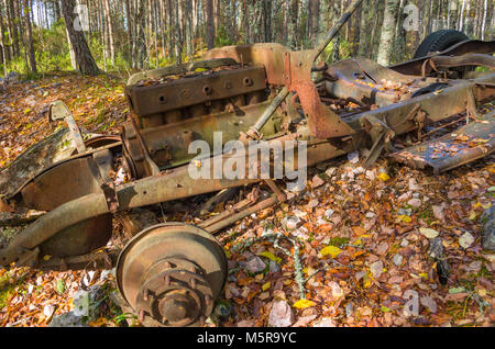 Rostige Reste des zerstörten Rack der alte Opel halftruck Auto, im Jetzt verlassen Feldspat mine verwendet. Evje, Zentrales Norwegen. Stockfoto