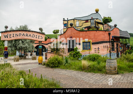 Hundertwasser haus "Im Weinparadies", Hirn Einzellage Untereisenheim, Landkreis Würzburg Stockfoto