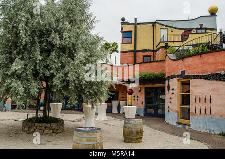 Hundertwasser haus "Im Weinparadies", Hirn Einzellage Untereisenheim, Landkreis Würzburg Stockfoto