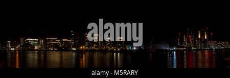 Eine pnaorama der Battersea Power Station und neu entwickelte Wohnungen bei Nacht mit der roten Lichter von viele Kräne Stockfoto