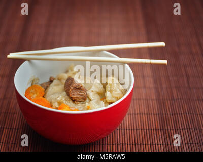 Schale mit chinesisches Essen Stockfoto